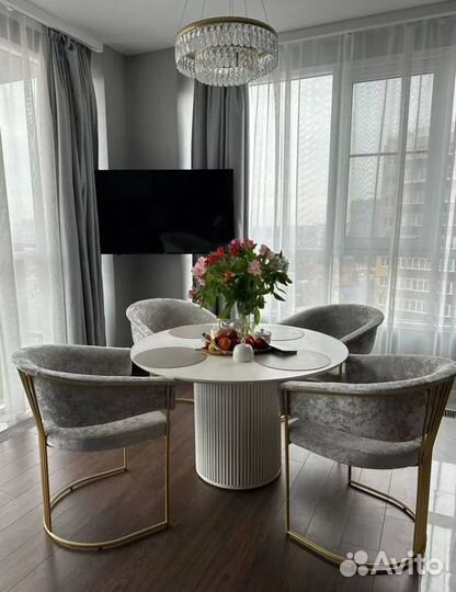 Стол круглый с рифлёной ножкой