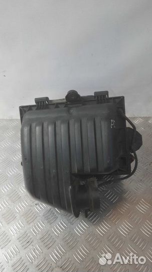 Корпус воздушного фильтра Volkswagen Sharan