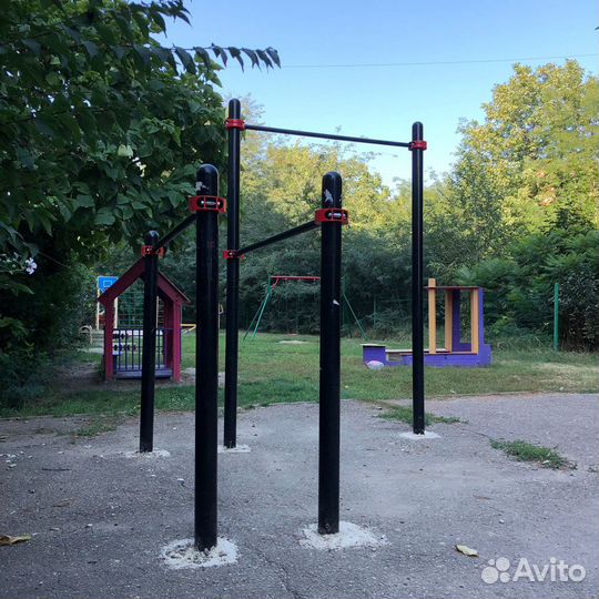 Уличный воркаут турник брусья смежные