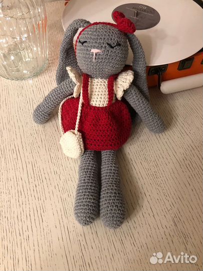 Вязанный заяц игрушка