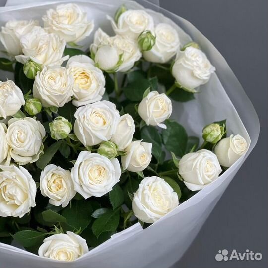 Букет из белых кустовых роз