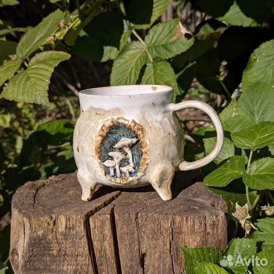 Керамическая кружка на четырёх ножках