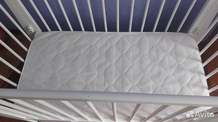 Детская кроватка с маятником и ящиком