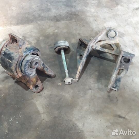 Подушка(опора) двс левая Мазда 6 GG 1,8