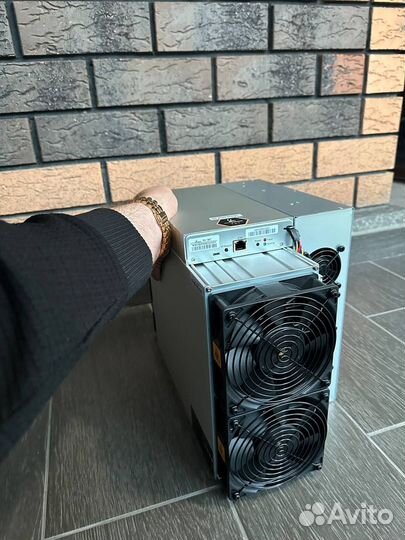Модель майнер Antminer Т21 Первый скотч