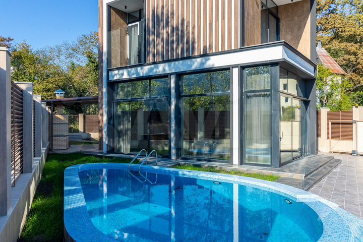 Дом 297 м² на участке 7,2 сот.