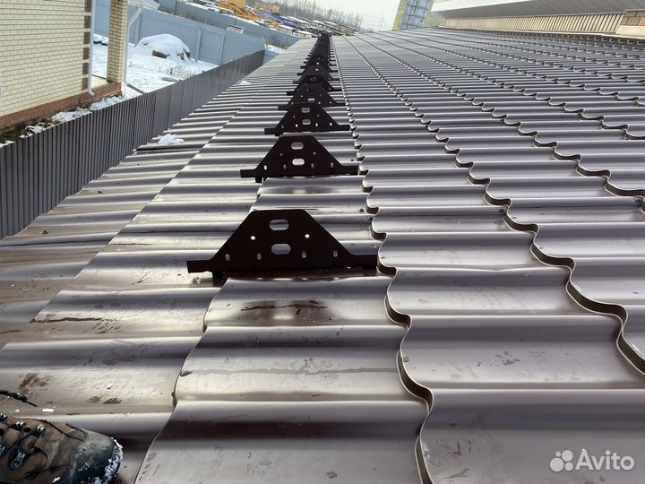 Монтаж снегозадержателей