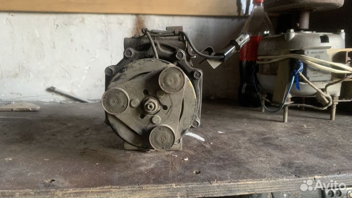 Компрессор кондиционера Mitsubishi Galant 8