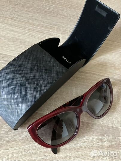 Солнечные очки Prada женские