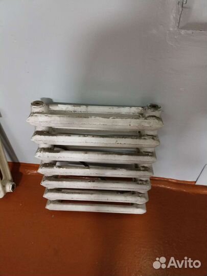 Радиаторы отопления и чугунная батарея