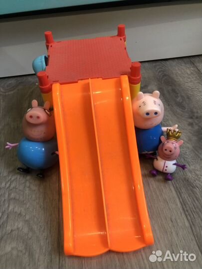 Домик с горкой семья свинок