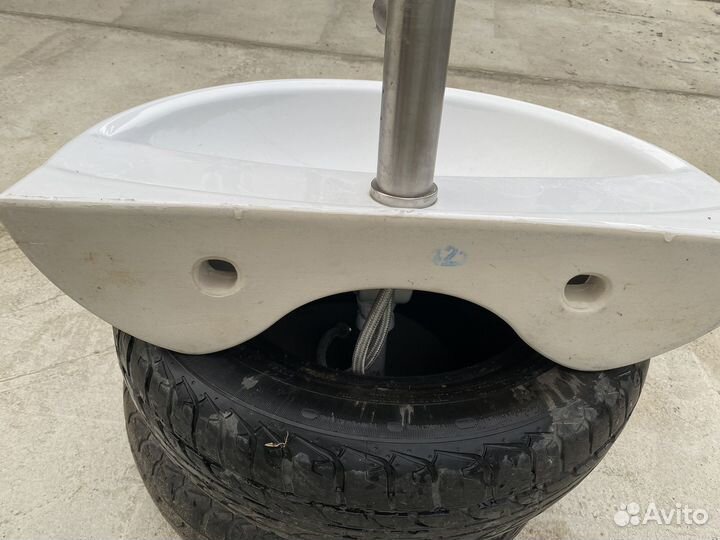 Раковина с пьедесталом и смесителем