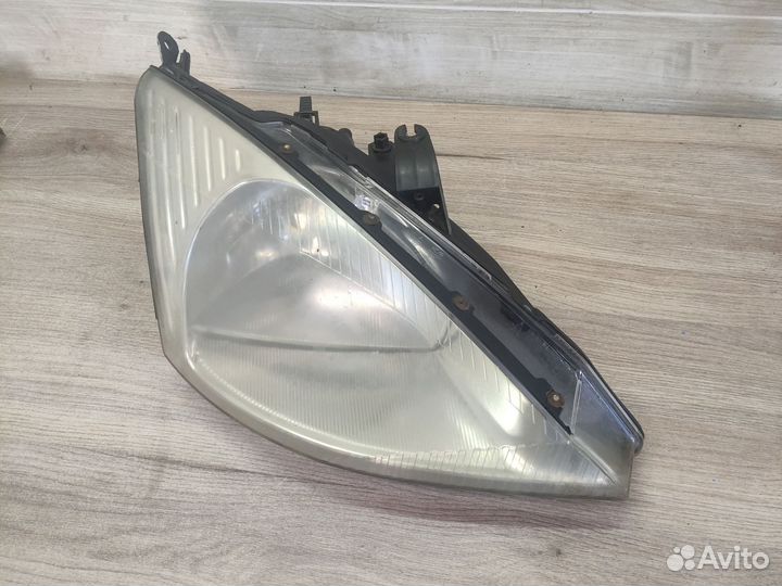 Фара передняя правая Ford Focus 1