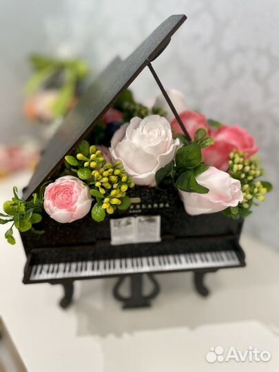 Букет из роз и ягод в рояле