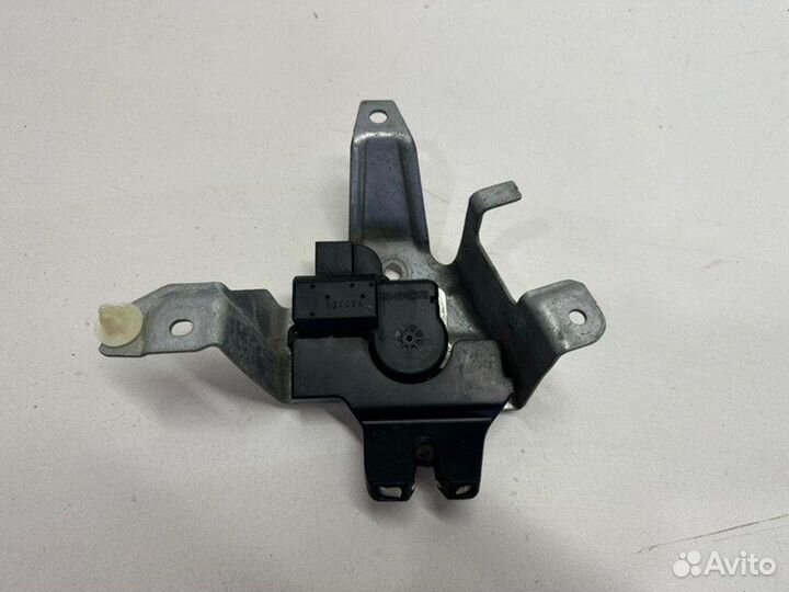 Замок багажника задний Toyota Highlander 3