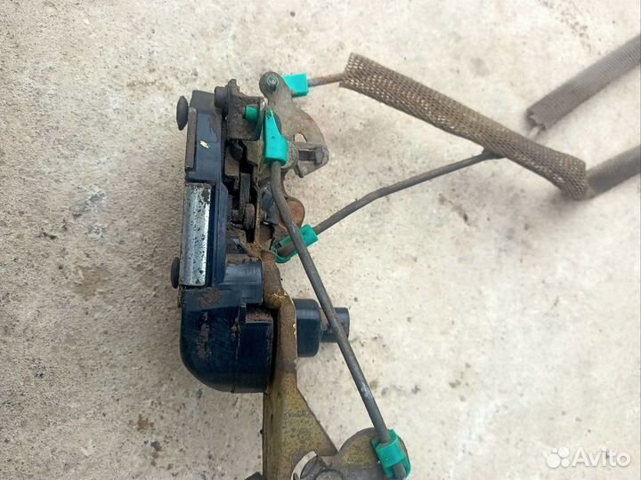 Замок двери задний правый Dodge Stratus