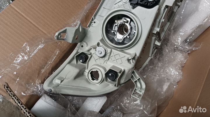 Левая фара Toyota Fielder 2004-2006