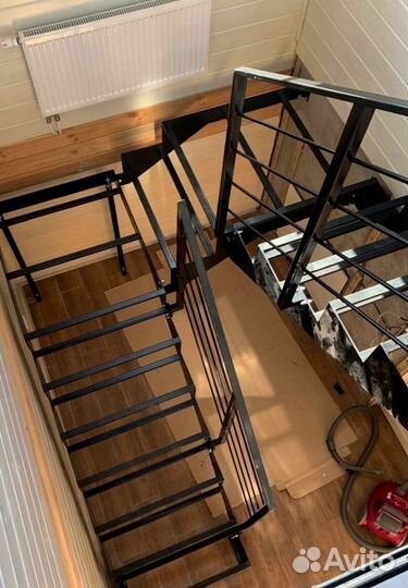 Лестница на металлокаркасе открытого типа