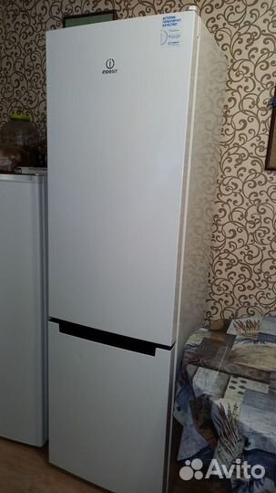 Холодильник б/у. indesit DS 4200 W