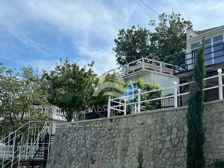 Дом 177,8 м² на участке 2,4 сот.