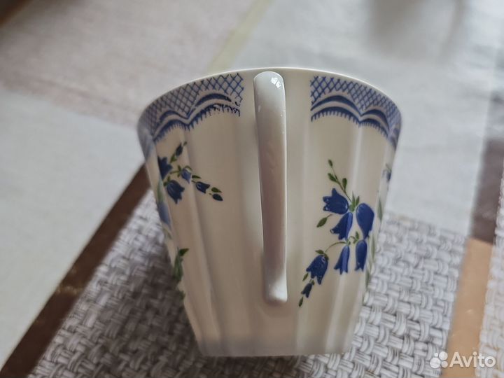 Фарфоровая чашка с блюдцем
