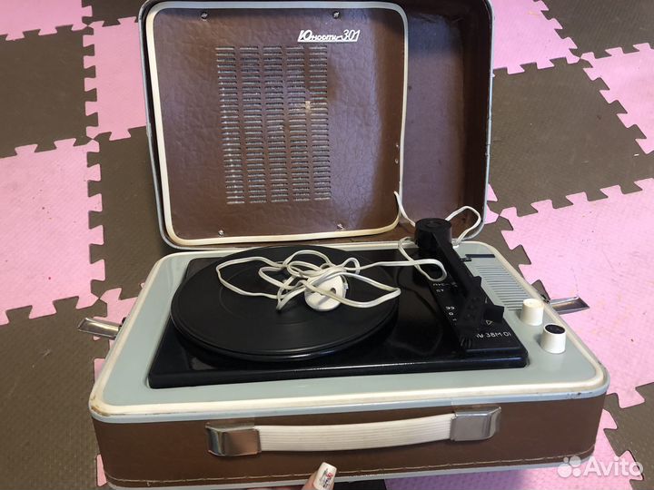 Проигрыватель пластинок Юность 301