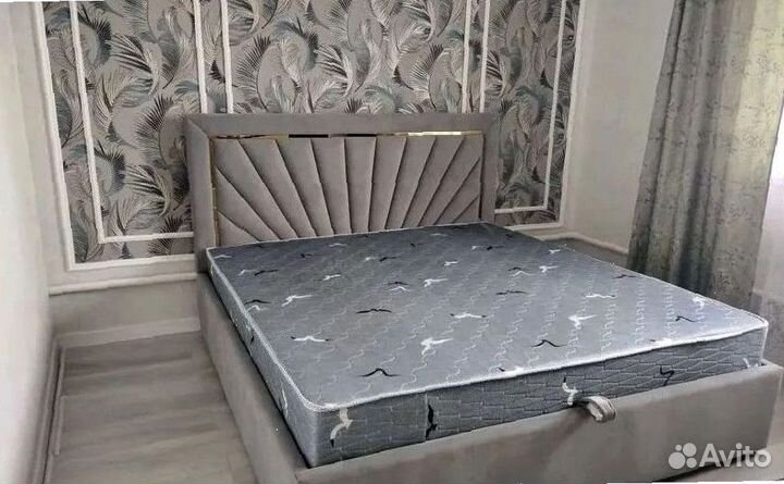 Двуспальная кроватьс мягким изголовьем