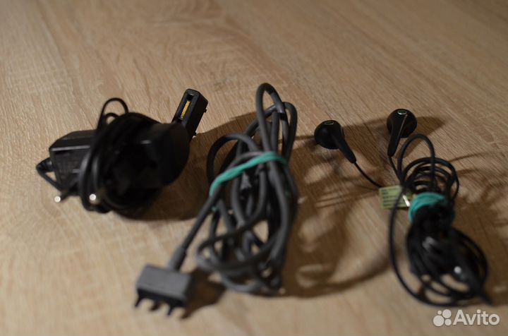 Наушники, кабель данных и зарядка от Sony Ericsson