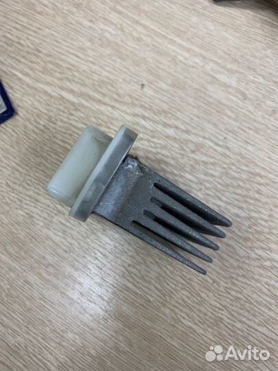 Резистор отопителя Nissan Liberty QR20 2.0 147Л