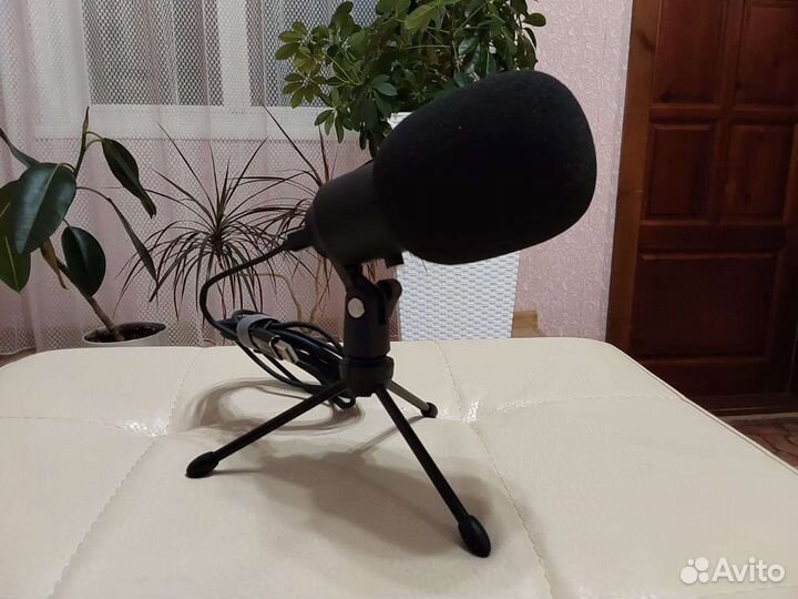 Студийный конденсаторный микрофон