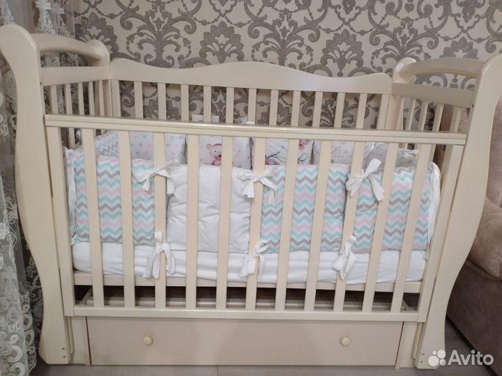 Детская кроватка с маятником и ящиком