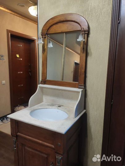 Раковина с тумбой и зеркалом