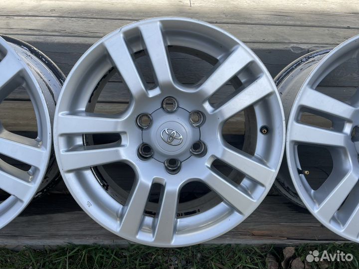 Продам комплект оригинальных дисков toyota