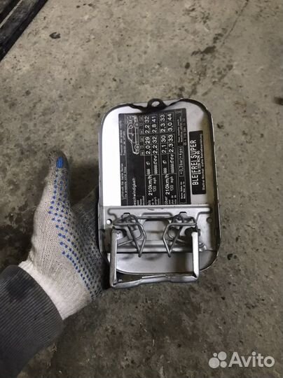 Лючок бензобака Mercedes W210 серебристый