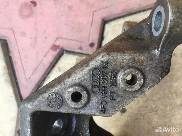 Кронштейн двигателя правый левый Ауди А6 С6