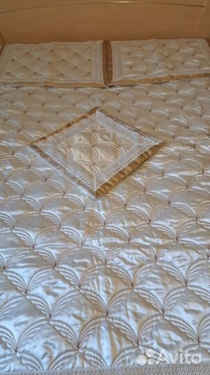 Покрывало (200х140-160) и 3 наволочки новые.Турция