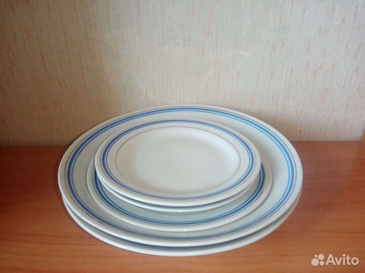 Тарелки, пиалы, чашки, дуршлаг, супница