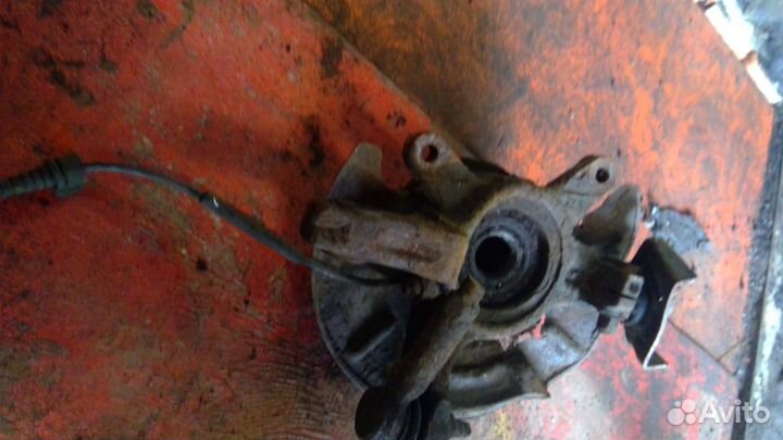 Поворотный кулак левый на Mitsubishi Outlander 1