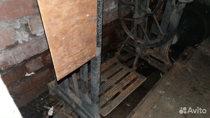 Станина чугунная от швейной машинки древняя
