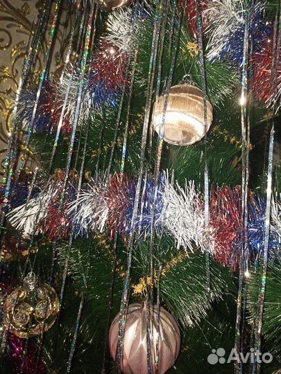 Елка искусственная заснеженная с шишками