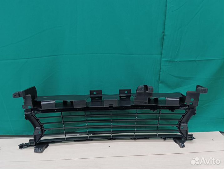 Решетка в бампер нижняя Рено Логан