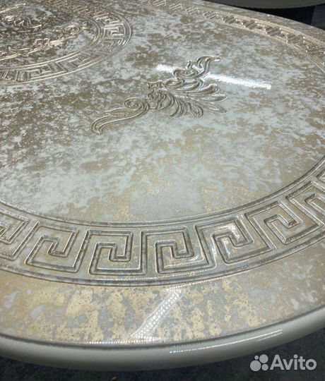 Стол и стулья