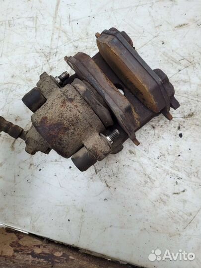 Суппорт передний правый Фольксваген гольф 4