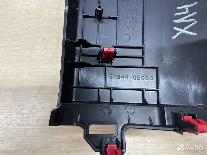 Накладка подлокотника Toyota Highlander 70