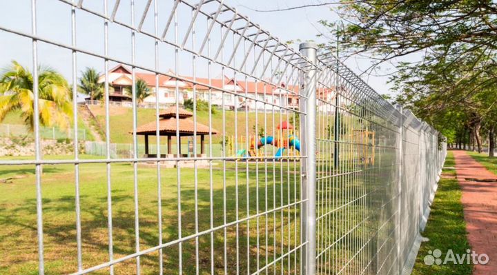 Забор металлический с металлическими столбами каче