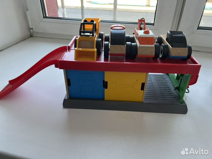 Парковка икеа с машинками