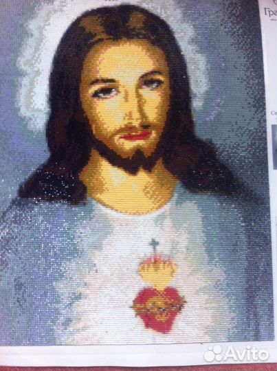 Готовые картины выложены стразами