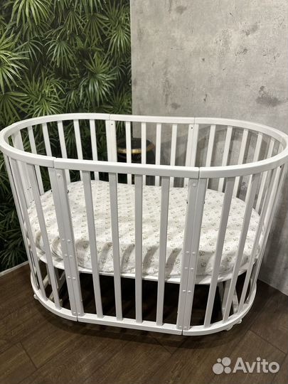 Детская кроватка с маятником белая