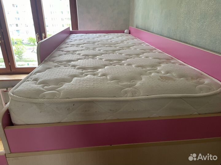 Двухяростная кровать с письменным столом и шкафом