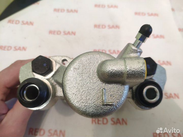 Суппорт тормозной задний левый Mitsubishi Pajero